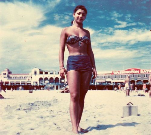 vintageeveryday:The old days in living color: 26 found snaps of beautiful ladies defined the post-wa