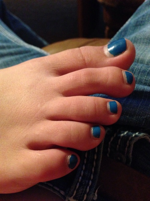 theartoffeet:Feet on the crouch.
