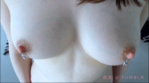 melissalcyd: 有一种绝无人工的手感，是难以言说的柔软，和妙不可言的弹性。所以结论，除了硅胶和年龄，更加能够完胜地心引力的是精妙的基因。 Apart from silicon and you