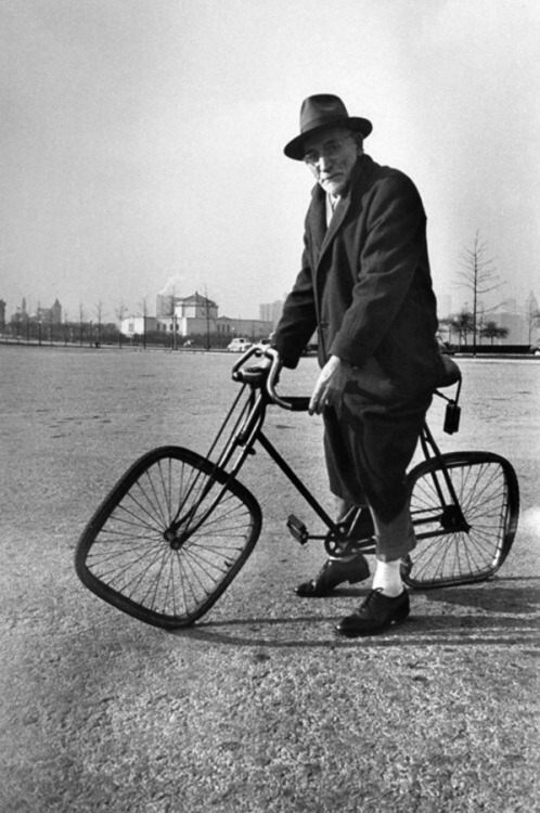 Porn photo Wallace Kirkland - Vélo à roues carrées,