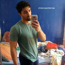 chavosbuenosyvergones:  Guapo y bien pinche rico.Sigue mis blogs:chavosbuenosyvergones.tumblr.comhornystr8guys.tumblr.comstraightkinkyboys.tumblr.com