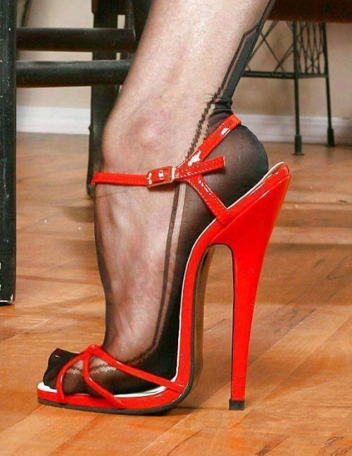 mistressredheels: blackff: Manhattan FF stocking foot in amazing sandals  {Wow} Leggy