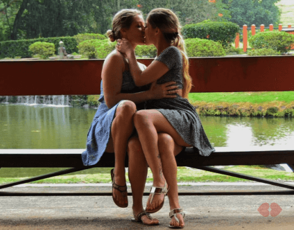 strangenickelsaladpony:  Love seeing pretty girls enjoying each other!