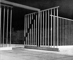 unavidamoderna:  Puerta, Plaza de Las Fuentes, Jardines del Pedregal, México DF 1949 Arq. Luis Barragán Foto. Armando Salas Portugal Gate, Plaza de las Fuentes, Gardens of Pedregal, Mexico CIty 1949 