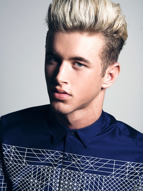 fuckustevepena:  He’s NAKED!!  Nate Garner is Vine and Instagram phenomenon signed by Wilhelimina Models LA.