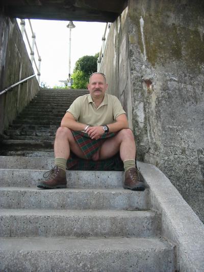 peeking-out-males: hk388w:  backfur:  Follow www.backfur.tumblr.com  Inviting Stares On The Stairs  