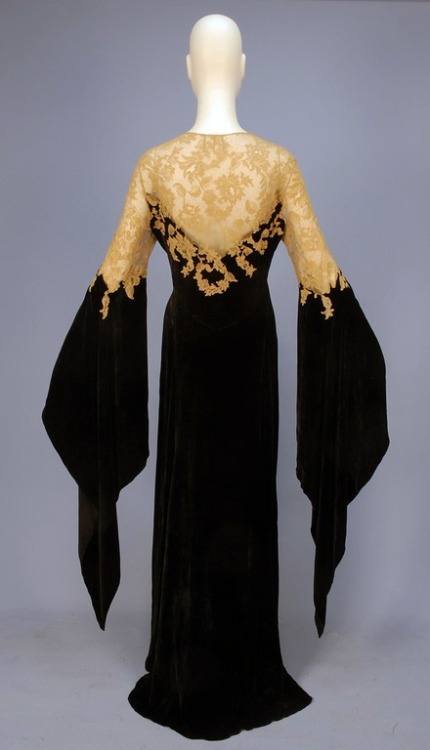 tawnyscostumesandcuriosities:This is a 1930s deshabille (French for undressed) silk panne velvet and