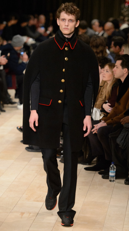 Inspiración militar (con tenis) en Burberry London, otoño 2016.