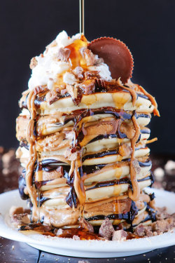 royal-food:Chocolate Peanut Butter Cup Pancakes