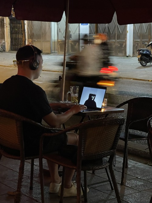 Brace yourselves, fsociety mode on Saw this guy chilling with Mr Robot soundtrack in a bar in Hanoi.
