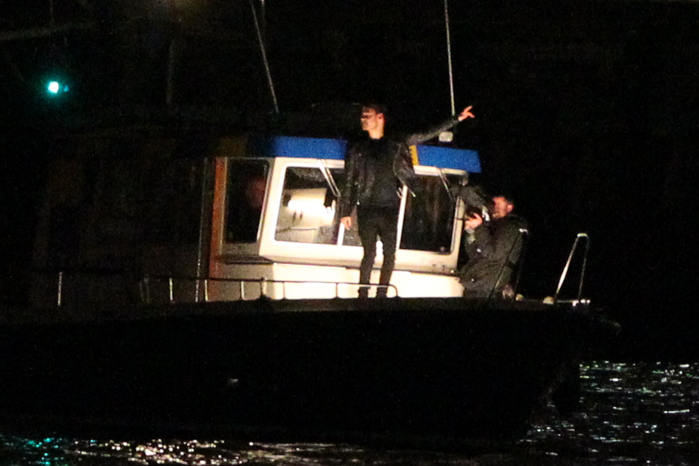 direct-news:  Liam shooting a new video onboard a police boat on the River Thames