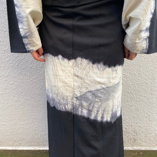 Lovely monochrome kimono by Rumi Rock, with wide white stripes depicting waterside sceneries.This mo