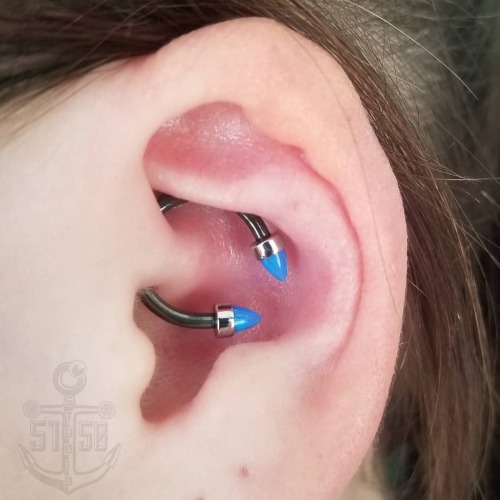 Aali got herself a sweet daith piercing with jewelry from @anatometalinc @safepiercing #safepiercing