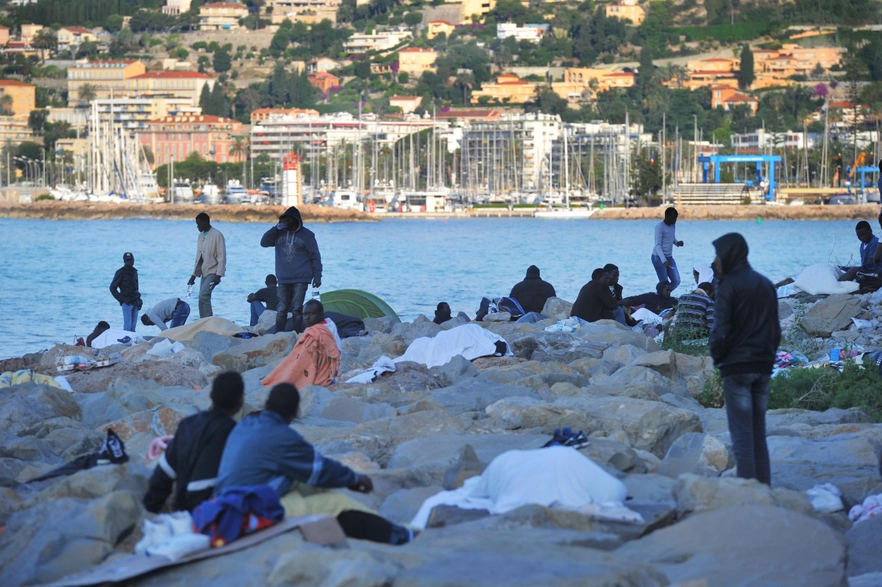 VENTIMIGLIA. Un centenar de inmigrantes bloqueados en Ventimiglia pasó su tercera noche en la escollera del paseo marítimo, lugar que no quieren abandonar hasta que Francia les deje pasar. Los inmigrantes, procedentes de Somalia, Eritrea y Etiopía en...