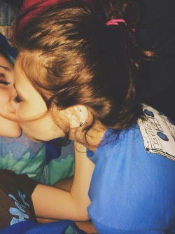 lipstick-lesbian:  ♀♡♀ 