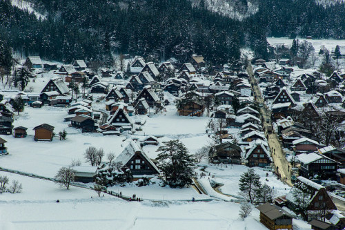 heading-northwest:  Shirakawa-go / 白川鄉 by Colin Tsoi on Flickr. 