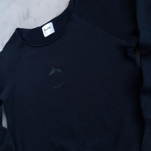New Yaudie woman’s off shoulder crewneck sweatshirt. 100% cotton French terry. Small bird logo