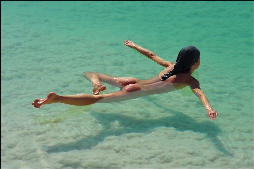 nakedologiest:  The ocean is calling 