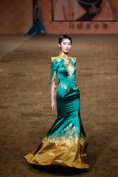 the-goddamazon:  global-fashions:  Zhang Zhifeng - 2015 NE-TIGER Haute Couture, Mercedes-Benz China Fashion Week S/S 2015 This collection is on another level   Between China and India the fashion is always god-tier.