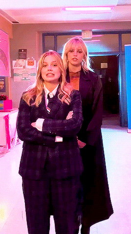 ANGOURIE RICE & RENEÉ RAPP Mean Girls Cast Tries Not To Laugh