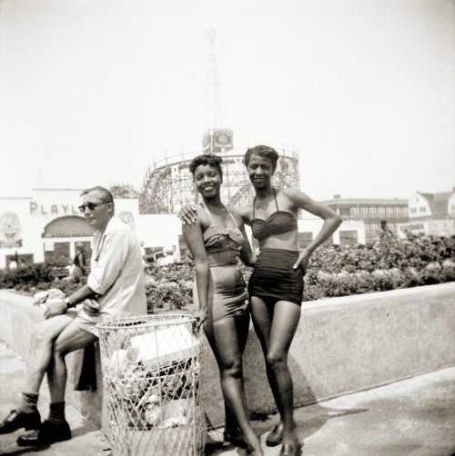fifties-sixties-everyday-life:  Rockaway Beach, New York, circa 1950s.