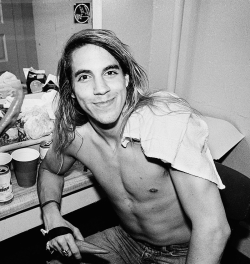 fanaticbychoice:Anthony Kiedis backstage on Jun 27, 1987.