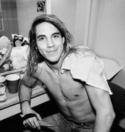 fanaticbychoice:Anthony Kiedis backstage