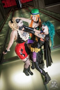 sexncomics:  #PorphyriaSuicide #Riddler #HexHypoxia #HarleyQuinn #VividVivka #Joker as #Batman #Cosplay #SubQultureStudio #Photography 