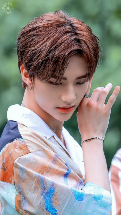 『HYUNJIN』saved? reblog or like© fantaken owners