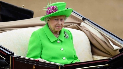 wilwheaton:  So I guess Queen Elizabeth is going to wear an outfit made from a murdered