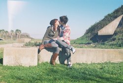 megaannajulia:  “(…) Minha felicidade ? Tem o tamanho exato do teu sorriso.A temperatura do teu colo.O tocar de tuas mãos,em meus cabelos.Teus olhos,deitando sobre os meus …A chuva fina, fechando nossa noite.”Bruno de Paula**