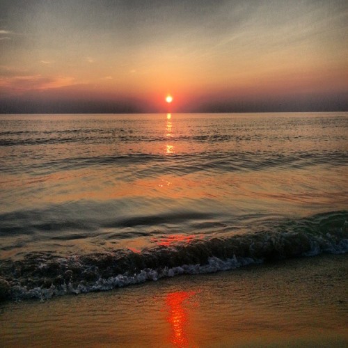 Another #lovely #sunset on #lakemichigan #mothernature #waves #puremichigan #holland #perfection