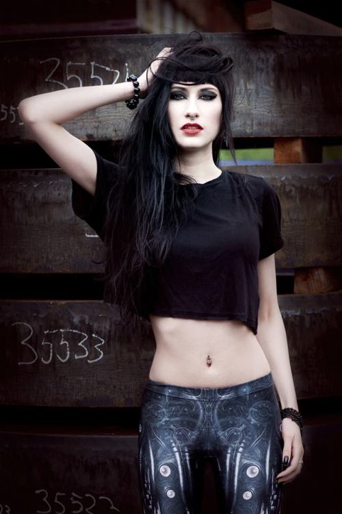 hellyeahalternativemodels:  Fräulein Friedhof Vanessa Marie Fotografin 
