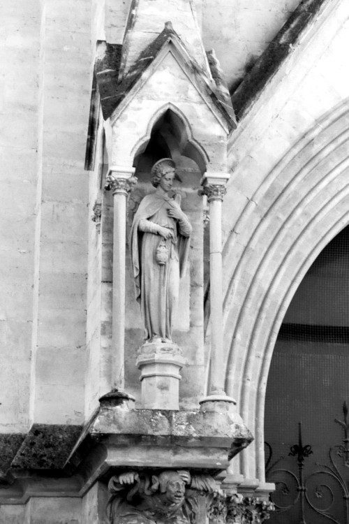 Ange ou Saint, façade de la cathédrale, Montpellier, France, 2005.