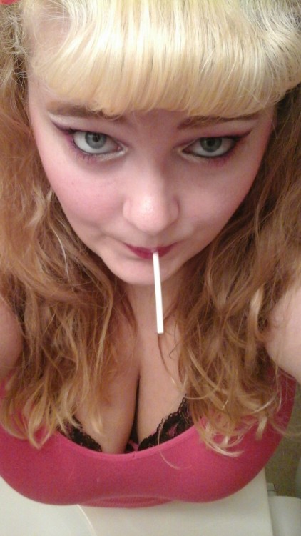 a-god-awful-small-affair:  Even dead pin up girls like feeling special💖