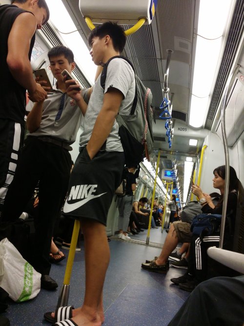 hkpublicfeetfun: 正腿運動型學生！