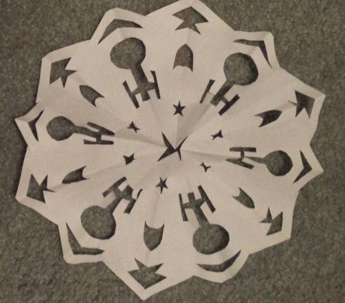 talk-nerdy-to-me-thyla: I made one of those star trek snowflakes :3 happy holidays everyone!