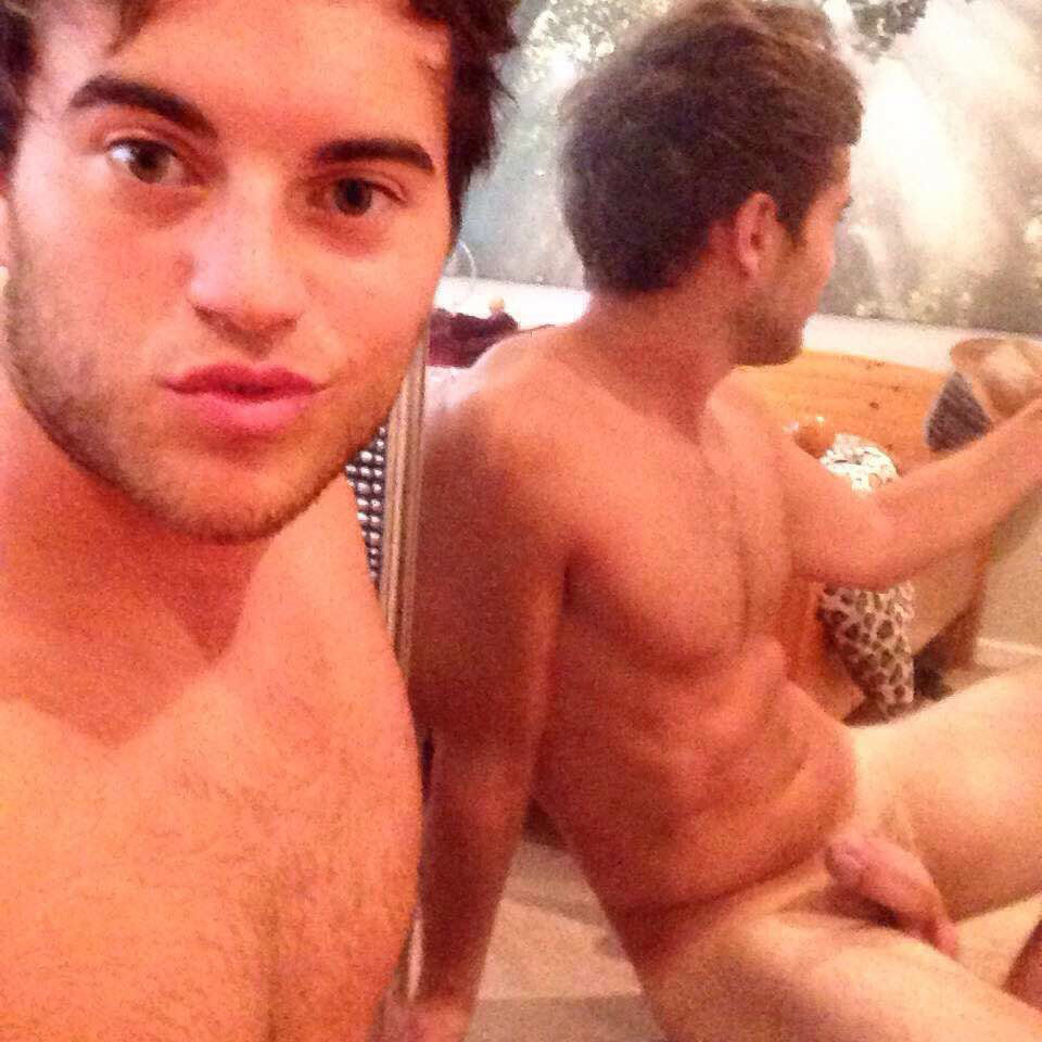straightboysaresostupid:  nakedguysfromkik:  Wish I was there 😍   bro loves a