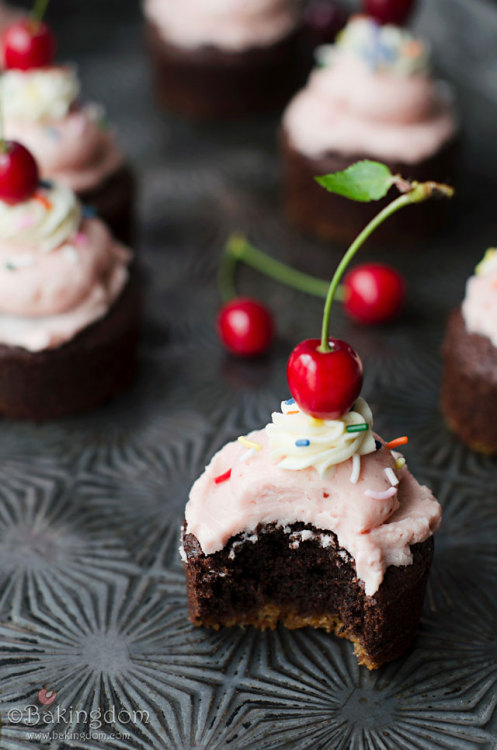 ugly–cupcakes:  Strawberry Brownie Sundae Bites