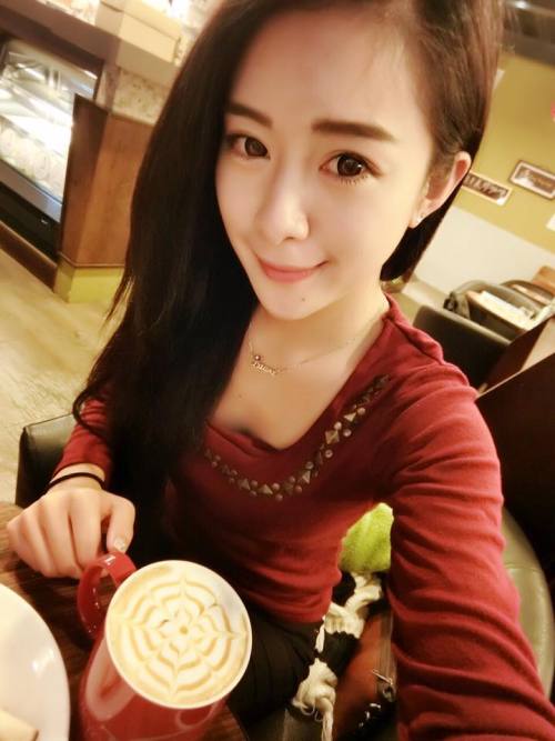life2c:  堅挺D乳麻豆~小青Laura Ku~中空吊帶包 裡面只穿性感內衣露出飽滿雙球 Laura Ku:www.facebook.com/laura.ku.56小青FB粉絲團