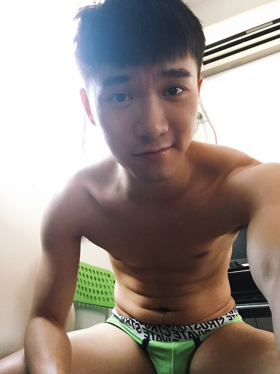 pubicvideo:  jirouxu:  今天换了个新发型，有没有一点儿呆萌攻，下次给你们看我硬的时候的大屌！