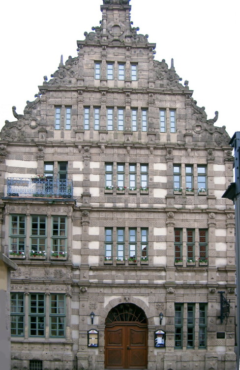 thatswhywelovegermany: Pied Piper House, Hameln, Lower Saxony An inscription on a wooden beam tells 