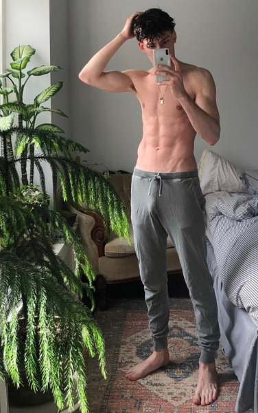 twinkbulge: sexy dudes / handsome / undies Keep reading  Hung guys in gray sweatpants know exactly w