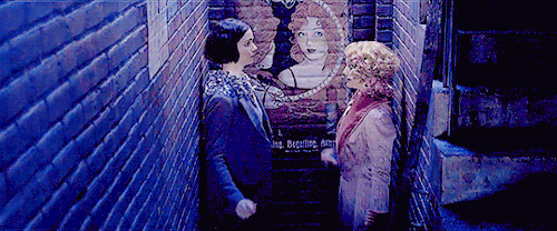 hardyness: Fantastic Beasts and Where to Find Them → The Blind PigTina and Queenie stand in fro