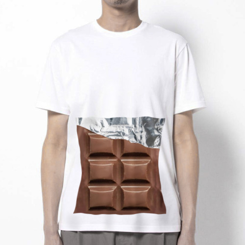 [腹筋板チョコTシャツ/Six-chocolate-pack T-shirt]バキバキに割れる甘い腹筋を手に入れられます。ハッピーバレンタイン！Get those sweet abs! Happy V