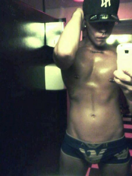 elkiddolove:  funguynyc5:  This is one sexy ass Asian #DELISH  Hot dude!