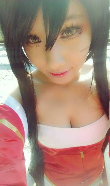 league-of-legends-sexy-girls:  Ahri Cosplay