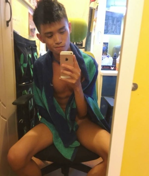 rapopcorn: hkboyzgocrazy:  有冇人同佢玩過? #hkboyzgocrazy  So cute i really wanna fuck him