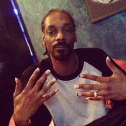 famousblackcelebs:  Snoop Dogg gets his nails