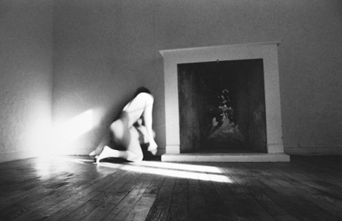 miss-catastrofes-naturales:  Valeria Floris Untitled 